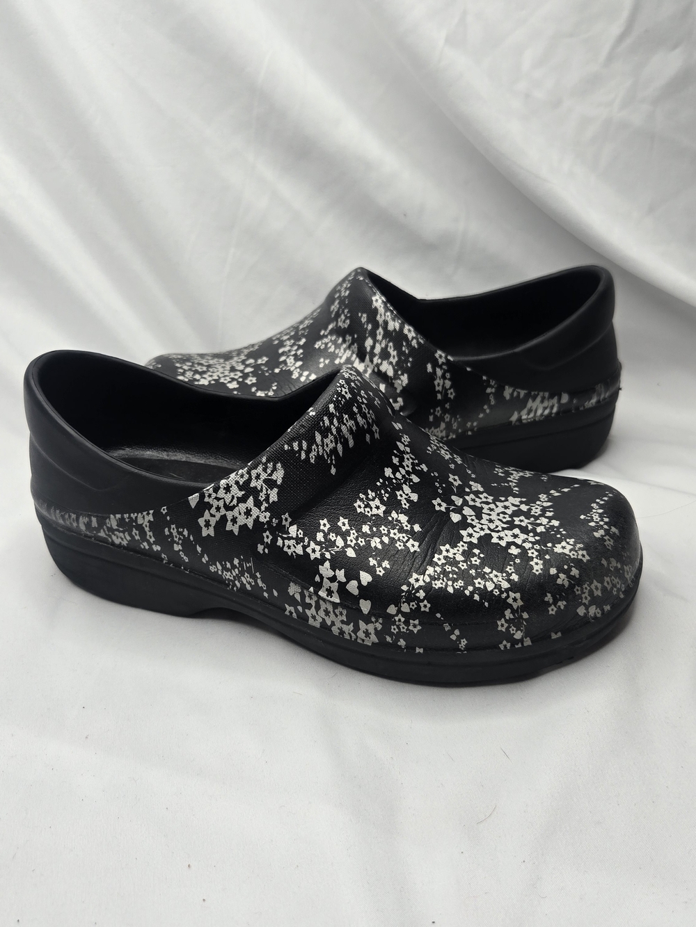 Crocs at Work Women’s Size 9 Black Silver Floral Slip Resistant Clogs Shoes